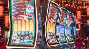 Dealer live Casino Hold'em di studio jago168 menampilkan kartu komunal di meja