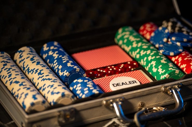 Pemain di aplikasi mobile jago168 menganalisis kartu casino hold em live