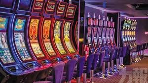 Dealer live Speed Blackjack di studio jago168 menampilkan kartu dengan kamera HD multi-sudut
